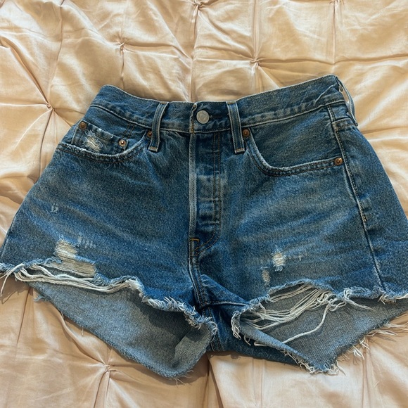 Women’s Levi Denim Shorts - Picture 1 of 4